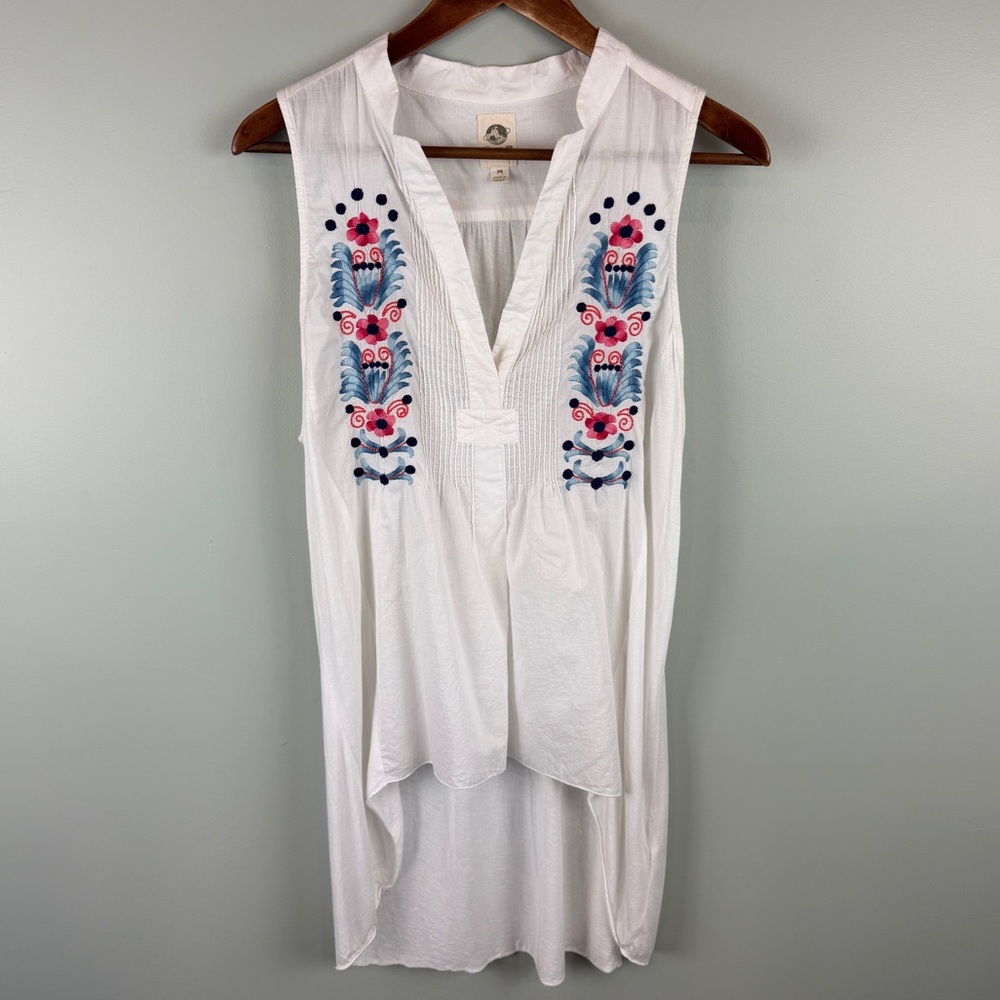 Anthropologie: TINY White Sleeveless hi-lo Top w/Embroidered boho Design Med